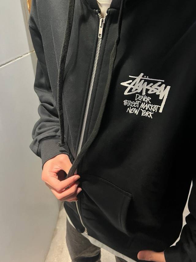 Stussy 斯图西纽约限定连帽开衫外套 现货发售 男女同款 双层帽子 不起球不掉色 大毛圈落肩版型 二本针加持 拒绝变形 Stussy经典图案 进口印花 透气