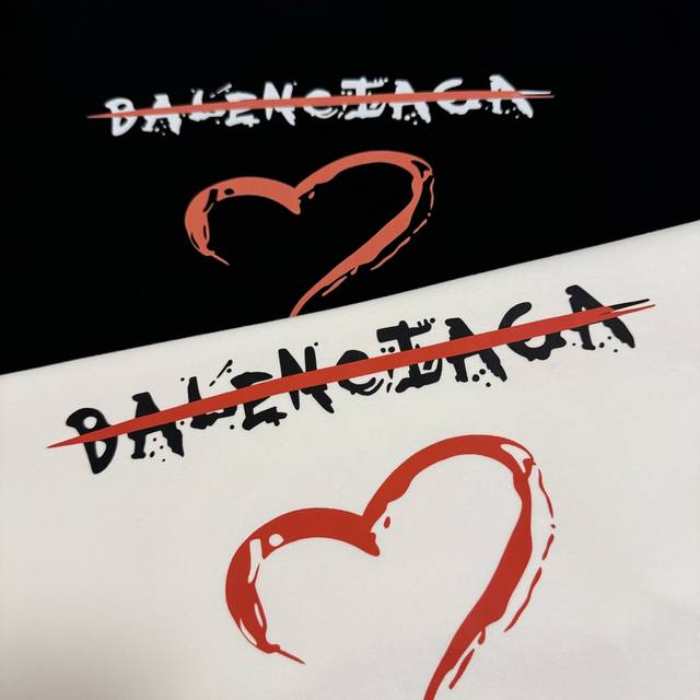 巴黎世家Balenciaga爱心问号新款圆领情侣款印花卫衣 这款卫衣是很中性的日系风，采用380G水柔棉，软糯舒适又透气，同缸染的同色螺纹，没有任何色差，三针五