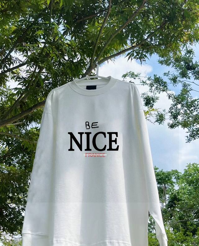 巴黎世家Balenciaga最新款走秀款Nice字母联名款印花男女情侣同款圆领卫衣 这款卫衣看似简单，但是版型真的是十分的出众！无论帅哥还是美女都可以轻松驾驭，