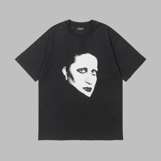 高品质 Balenciaga 巴黎世家 Share Mina 联名系列短袖T 其正面印有Mina头像，背面完整展示其所创作的106张专辑列表