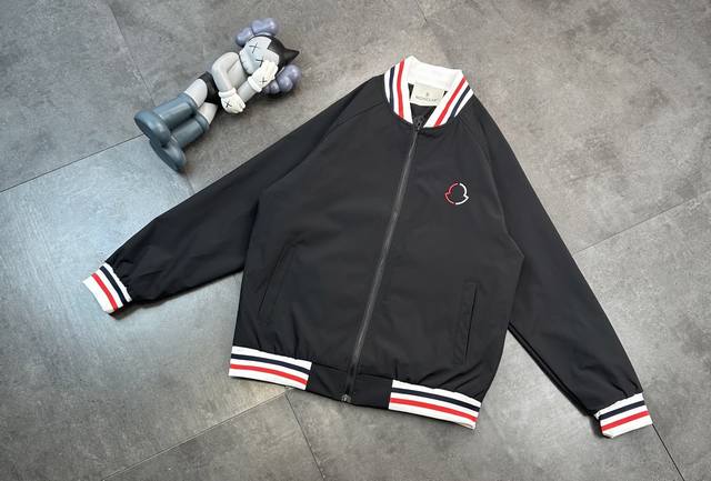 潮牌 Moncler蒙口条纹情侣款外套夹克！上榜理由：这是Moncler 非常经典且热门的款式，堪称常青树。它的版型较为宽松，对身材的包容性很强，无论是偏瘦还是