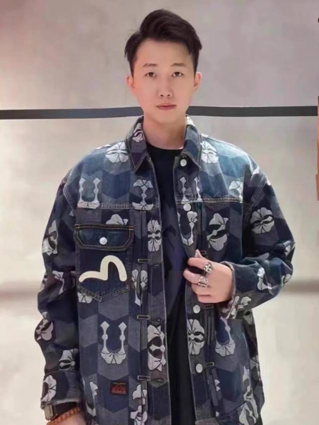 25Ss 男士满地标志花纹提花流行宽松牛仔外套 尺码：S-Xxl S码 胸围116 衣长68 袖长75 适合身材100-120斤 M码 胸围120 衣长70 袖