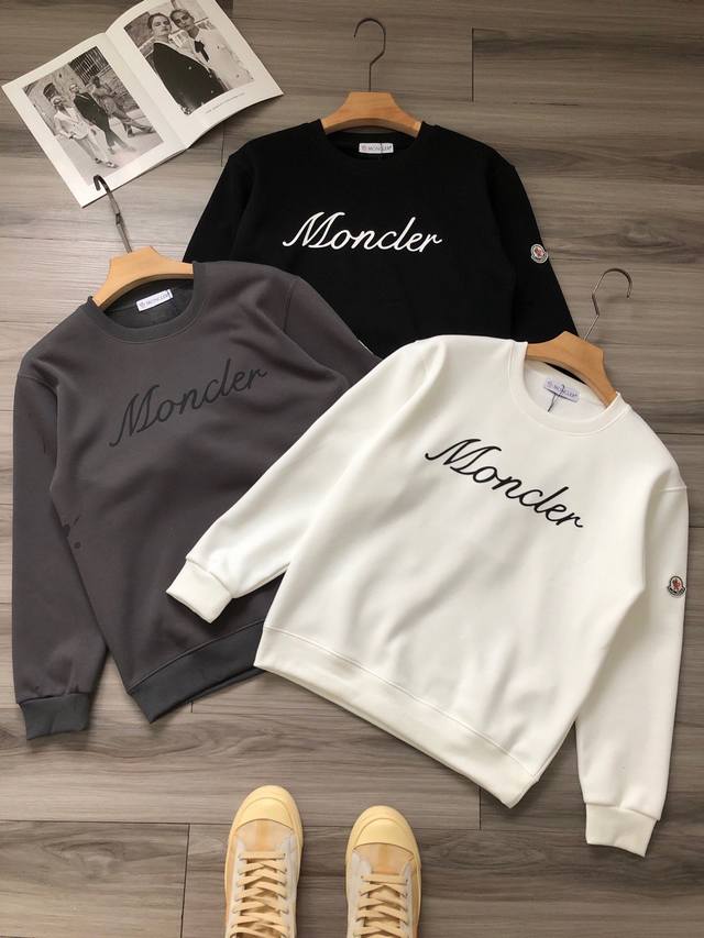 Moncler｜三色蒙口 草写字母Logo胶印 手臂徽标刺绣男女款加绒圆领卫衣 颜色：白色 灰色 黑色 材质：氨纶 棉纶 锦纶加绒复合面料. 工艺：3D胶印 徽