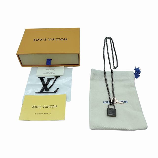 Louis Vuitton路易威登-简约轻便-项链男款银色！Lv Padlock 项链-编码：M01149-官网在售价 P19,265Rmb！本款 Lv Pad