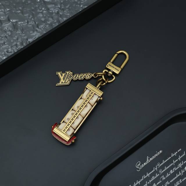 Louis Vuitton 24早春限定，可拆卸骰子设计-钥匙扣，3色4骰子复古金-香槟金-银色-男女同款情侣款！Lv Lovers Dice 包饰与钥匙扣-编