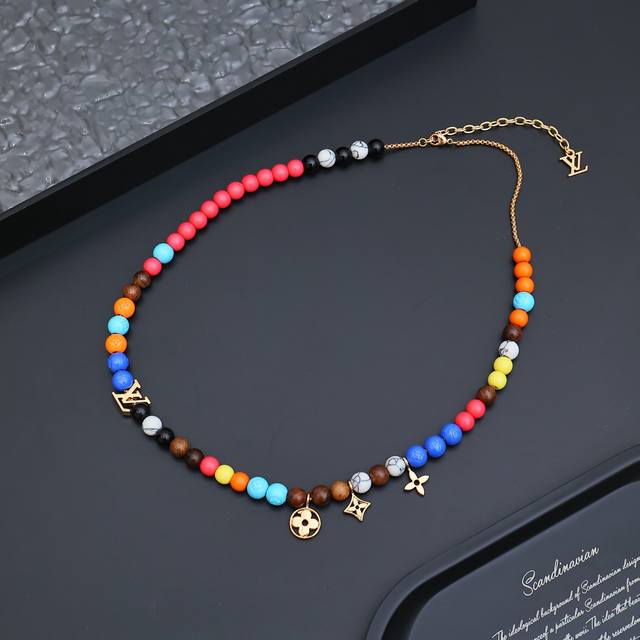 Louis Vuitton Lv Surfin' Beads 王鹤棣同款-彩虹配色玛瑙圆珠项链-编码：M01891当季新款-官网在售价 P22,465Rmb,L