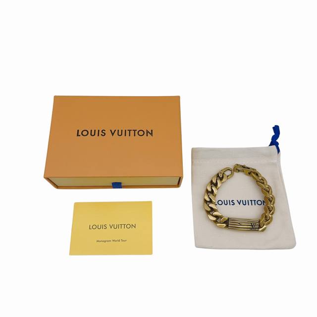 Louis Vuitton 镂刻Logo标识 手链 男女同款-情侣款-复古金，Lv Epi手链-编码:M1225L秋冬新款-官网在售价 P19,815Rmb，新