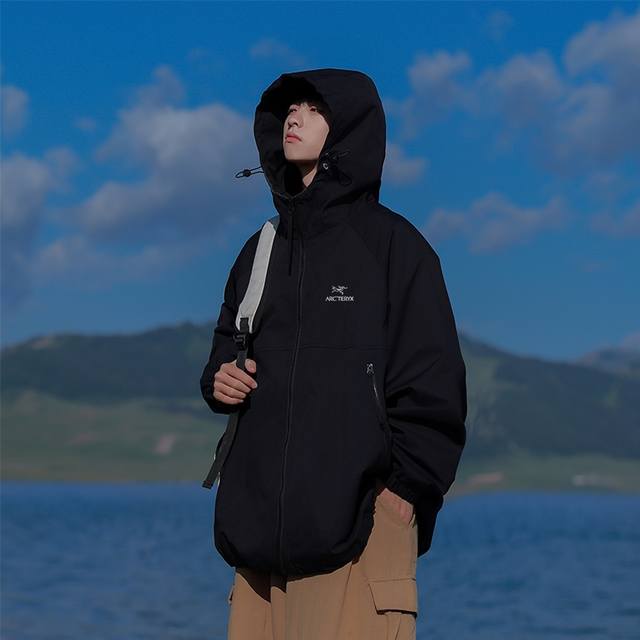 Arc'teryx 始祖鸟连帽冲锋衣外套 始祖鸟25Ss春季新款，专柜同步新品！ 高品质的货！ 喜欢的千万别错过。 柜子同步款！ 贸易公司出口订单货，始祖鸟冲锋