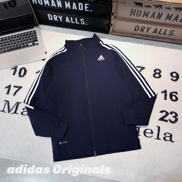 Adidas 阿迪达斯 Qq糖同款立领三条杠夹克外套 男女同款 情侣款 -面料：原版一比一定织定染纯棉面料。织带也是原版定织定染。 -辅料：原版拆解开发，一比一