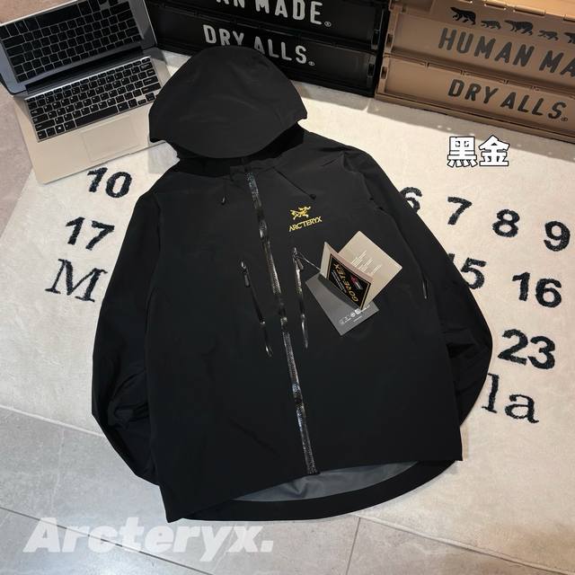 Arc'teryx 始祖鸟Alpha Sv 第6代硬壳压胶冲锋衣拉链连帽夹克 男女同款 正确版本 -面料：原版一比一Gore-Tex Pro三防面料。 -辅料：