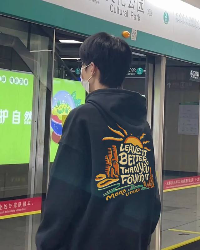 高品质 The North Face 北面手绘冬日暖阳情侣加绒连帽卫衣 商品参数： 面料采用重磅500克华棉 质量天花板 摸到手就是沉甸甸的感觉 衣服双层内里