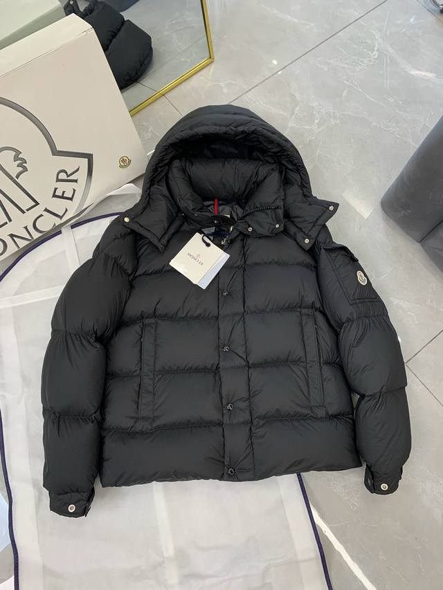 全码！蒙口特级羽绒 标配Nfc Moncler 秋冬新品 Vezere短款.雾面哑光Maya.男士羽绒服夹克外套. 这款Vezere男士短款羽绒夹克是基础款保暖