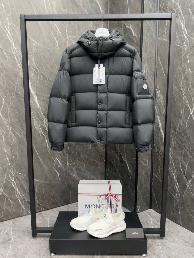 全码！蒙口特级羽绒 标配Nfc Moncler 秋冬新品 Vezere短款.雾面哑光Maya.男士羽绒服夹克外套. 这款Vezere男士短款羽绒夹克是基础款保暖