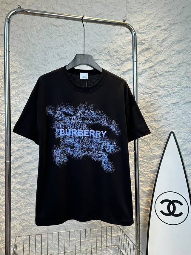 顶级复刻 25Ss Burberry 巴宝莉模糊概念战马系列夏季圆领短袖T恤 官网同步 男女同款 面料：原版同步面料280克高支高密 高端品质 独家定制 采用定