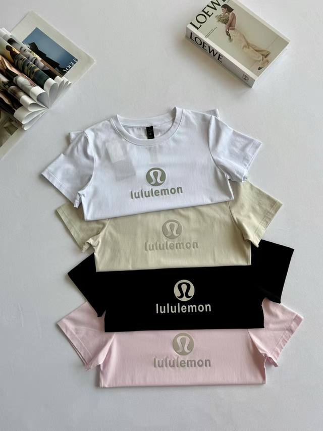 顶级复刻 Lululemon 露露乐蒙 25Ss 立体 Logo 字母四色情侣圆领短袖T恤 面料采用220G杜邦索罗娜面料 丝光处理 手感柔软细腻 亲肤柔软 舒