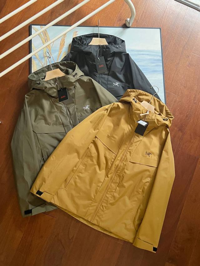 颜色;黑色，绿色，驼色 尺码;M-5Xl 款号998296 高品质 5防系列 Arc'teryx 始祖鸟户外王者男款春季户外防风防水休闲夹克软壳功能性薄款连帽外