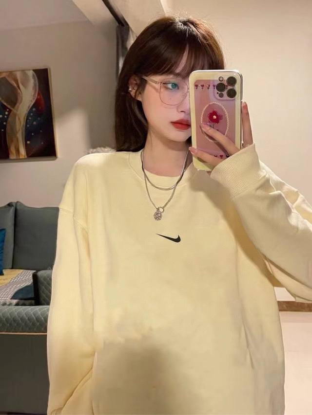 Nike耐克 奶杏色纯棉古着圆领基础卫衣情侣款 Color: 杏色 Size: M-Xl M 肩宽54 胸围116 衣长70 Cm L 肩宽55 胸围120 衣