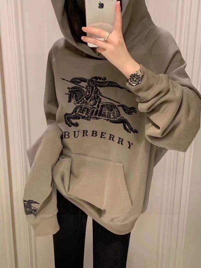 上新 2025秋冬新款Burberry 巴宝莉战马经典刺绣大版卫衣 连帽外套 这款太爆了 面料定织定染了好久 原版对色出货 胸前浆料印花工艺 双层帽子上面全部满