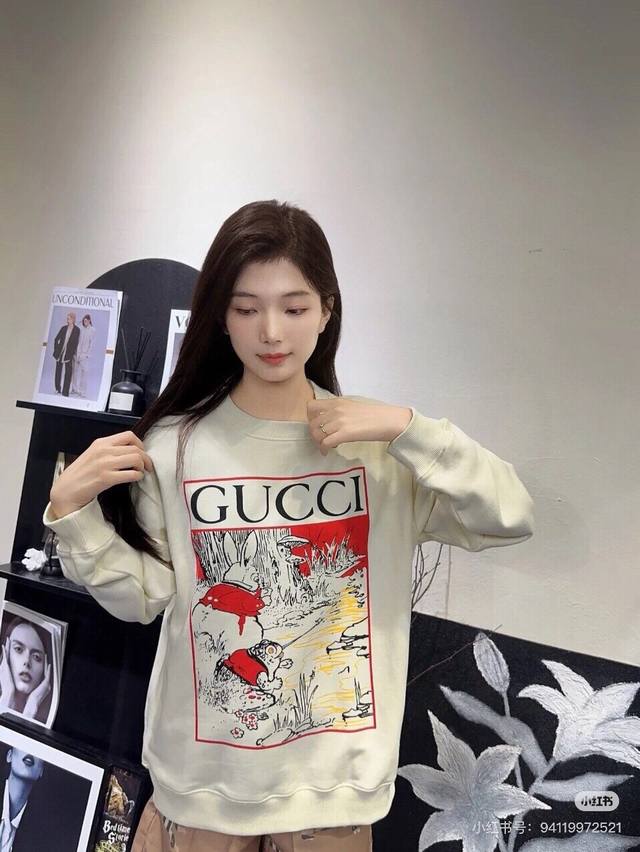 新款上新 独家定制高版本Gucci古驰秋冬季彼得兔系列涂鸦青蛙卡通石墨印花男女情侣款圆领长袖卫衣 采用全棉精梳棉480克面料，衣服都是采用双针走线工艺，流氓兔青