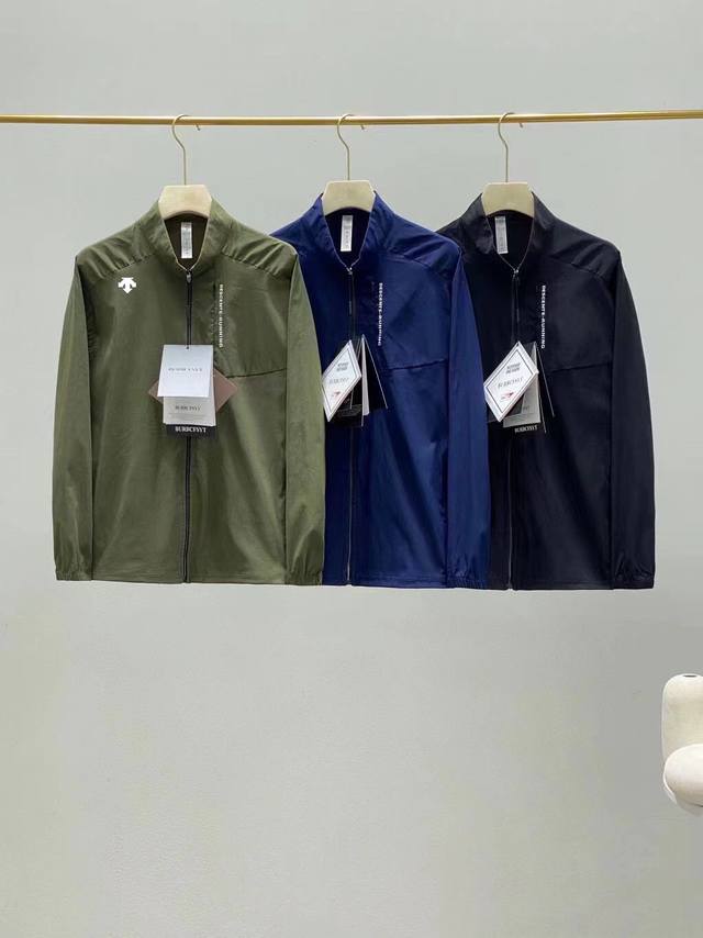 Descente 迪桑特春夏新品！男士户外超弹速干长袖打底外套！ 采用防风防泼水轻薄半透明的材质，柔软透气，具有良好的回弹性！ 独家科技技术、高效速干技术 可以