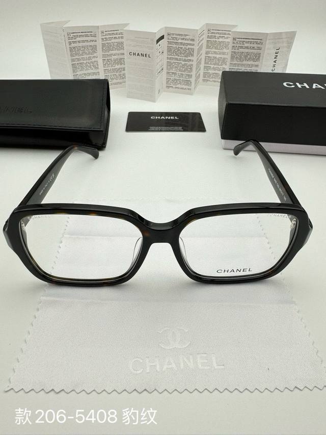 Chanel 香奈儿眼镜框素颜框 配全套包装 货号：款206-5408 被权志龙带火的眼镜太适合素颜啦，实至名归断货王！今年这么流行必须安排上呀 可盐可甜温柔小