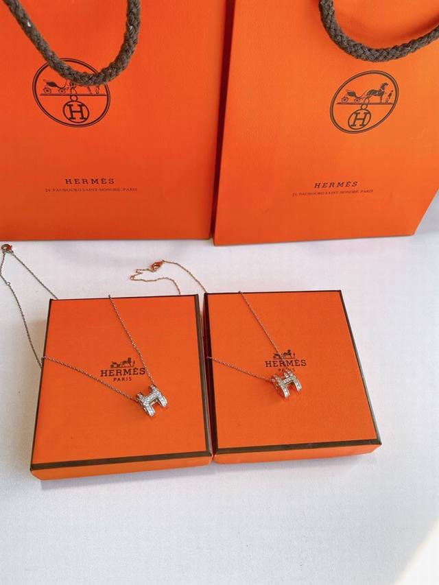 原单品质，1：1精工版本，HermèS 爱马仕Pop系列满钻H项链锁骨链，配全套专柜包装。明星网红同款，钢印清晰，可调节长度。经久不衰的常青款，一年四季都可以佩