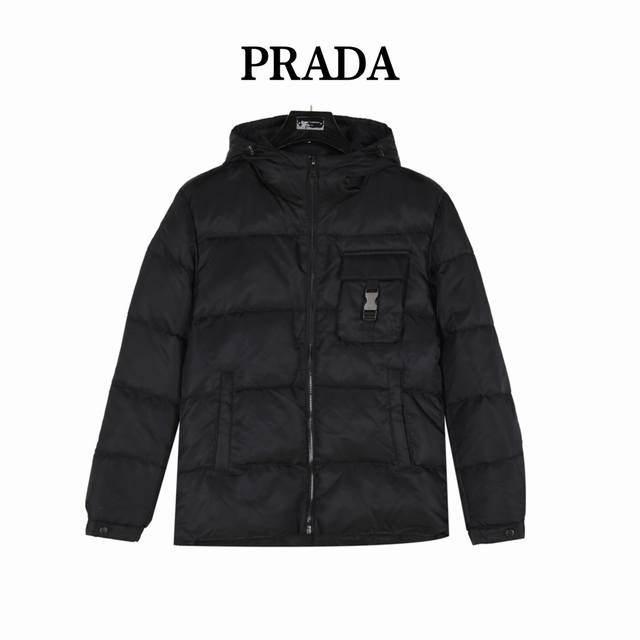 Prada 普拉达胸口口袋锁扣连帽羽绒服 论版型设计以及用料都属于巅峰之作的羽绒服！先不说别的，羽绒服有多好，自行去专柜对比感受下，摸摸面料，感受下做工再来买咱