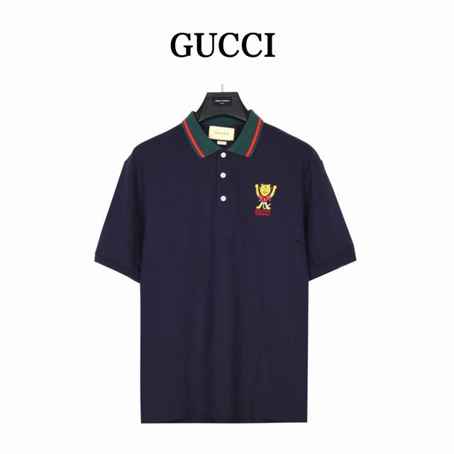 Gucci 古驰 卡通虎刺绣Polo衫 定居于智利的漫画家兼插画家Pablo Delcielo的画作为古驰爱的进行曲 系列注入一抹趣味盎然的色彩。 奇妙的生物形