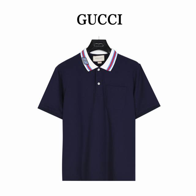 Gucci 古驰 饰方形双G珠地棉Polo衫 新款男装将现代设计与品牌传统标识细节融为一体，为新季增添灵活百搭的个性单品。这款蓝色珠地棉Polo衫匠心缀饰方形G