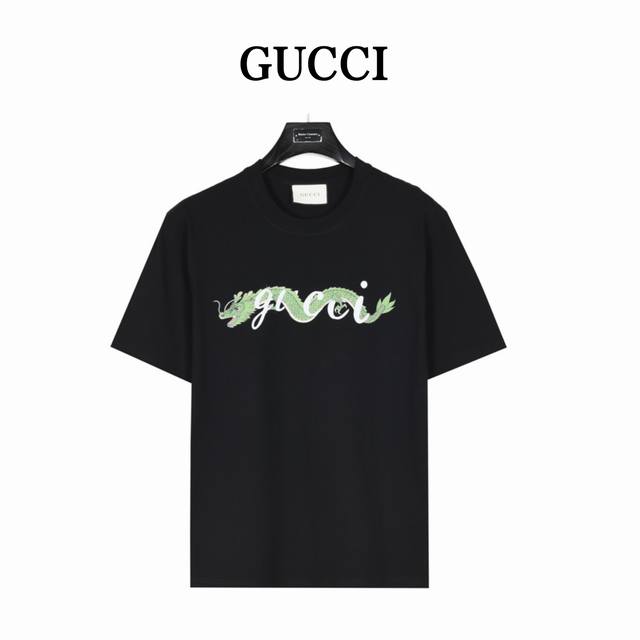 Gucci 古驰一条龙短袖 定制1:1螺纹，面料舒适亲肤无无异感，定制定染面料，纺织密度高，垂感佳，不易变形，厚织感加上紧密纺纱工艺，不会影响面料的透气性，成色