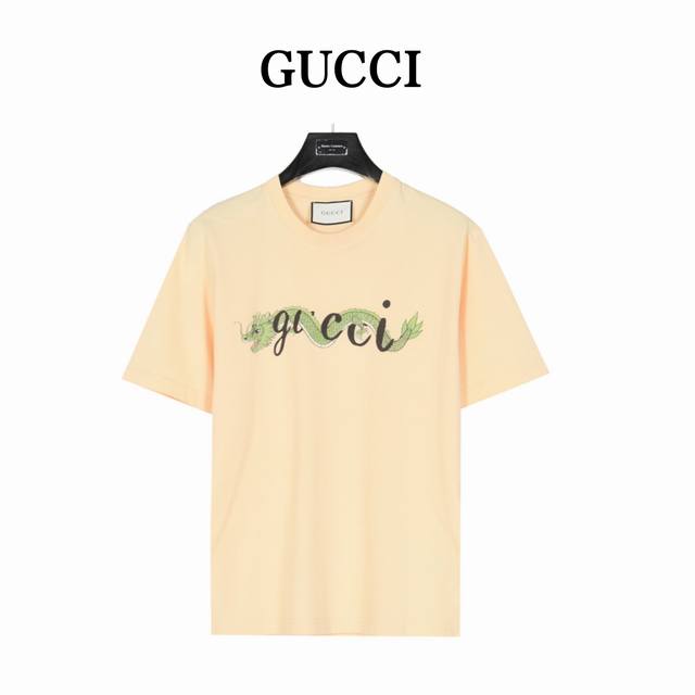 Gucci 古驰一条龙短袖 定制1:1螺纹，面料舒适亲肤无无异感，定制定染面料，纺织密度高，垂感佳，不易变形，厚织感加上紧密纺纱工艺，不会影响面料的透气性，成色