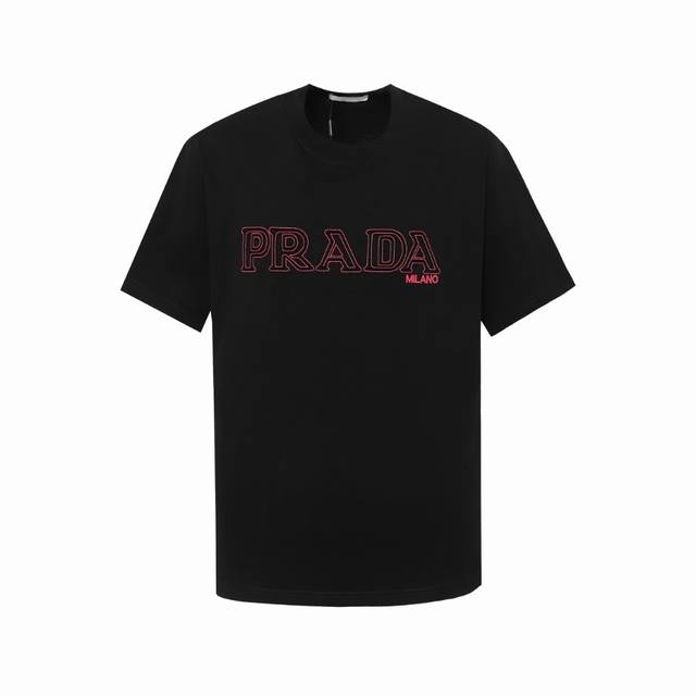 Prada 普拉达 新款二层贴布绣花经典短袖 潮男潮女时尚，无论是上身舒适度还是都是无可比拟的存在，可以说是夏日必备 独家定织定染高克重紧密精梳棉面料 质感柔软