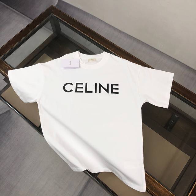 Celine 瑟琳 25Ss专柜同款圆领短袖T恤 胸前立体字母Logo印花工艺！特供定制面料！ 厚板立体！衣服偏厚使整体高透气和柔软性的质感更加凸显，饱满的棉质