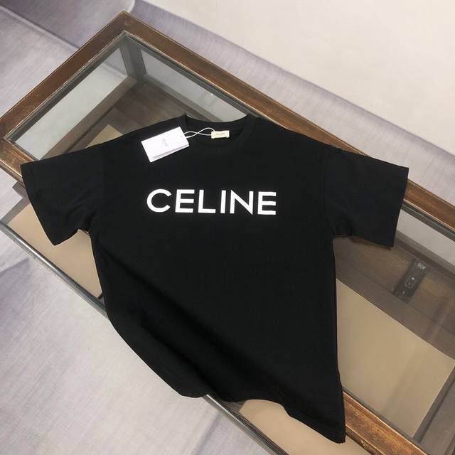 Celine 瑟琳 25Ss专柜同款圆领短袖T恤 胸前立体字母Logo印花工艺！特供定制面料！ 厚板立体！衣服偏厚使整体高透气和柔软性的质感更加凸显，饱满的棉质