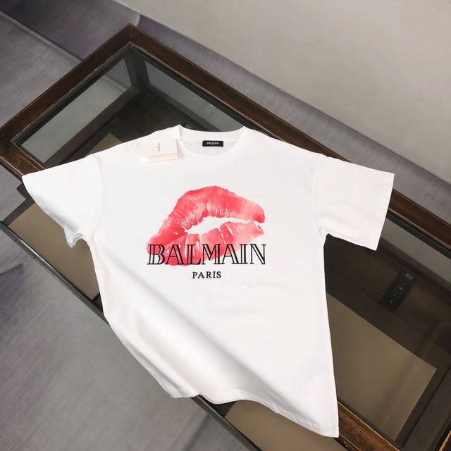 Balmain 巴尔曼 25Ss专柜同款圆领短袖T恤 胸前字母Logo刺绣工艺！特供定制面料！ 厚板立体！衣服偏厚使整体高透气和柔软性的质感更加凸显，饱满的棉质