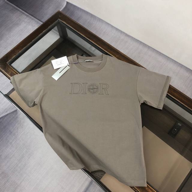 Dior 迪奥& Stone Island 石头岛 联名 25Ss专柜同款圆领短袖T恤 情侣款 定制棉质面料 厚板立体！衣服偏厚使整体高透气和柔软性的质感更加凸