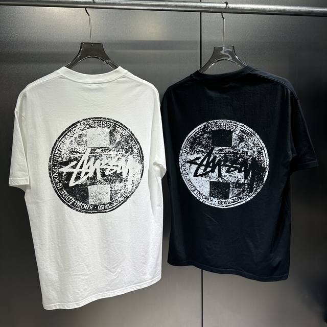 斯图西Stussy X 后背圆形邮票直喷图案印花 双纱短袖T恤 独一高质量版本完美细节，圆筒版型Tee两侧面不带缝线，正确版本与正品相同，区别市场通货。 颜色：