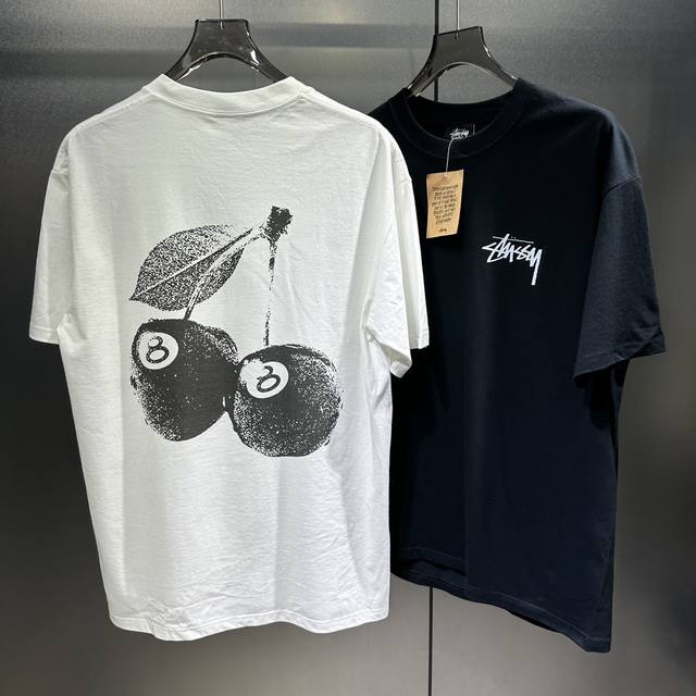 斯图西Stussy X 黑8系列樱桃直喷图案字母印花 245克双纱短袖T恤 独一高质量版本完美细节，圆筒版型Tee两侧面不带缝线，正确版本与正品相同，区别市场通