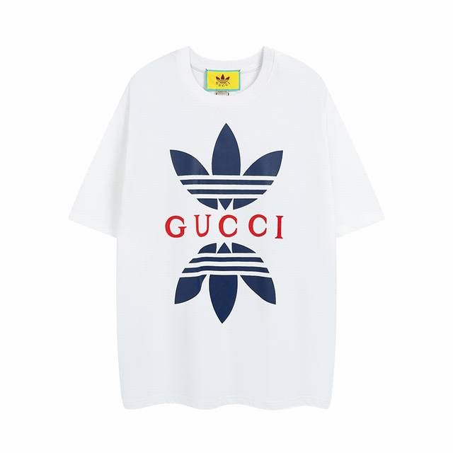 Gucci &Adidas 联名系列#Gucci古驰# #三叶草联名# #联名T恤# 面料采用官网定织32支精梳紧密纯棉面料，舒适透气不易变形，克重230G，进