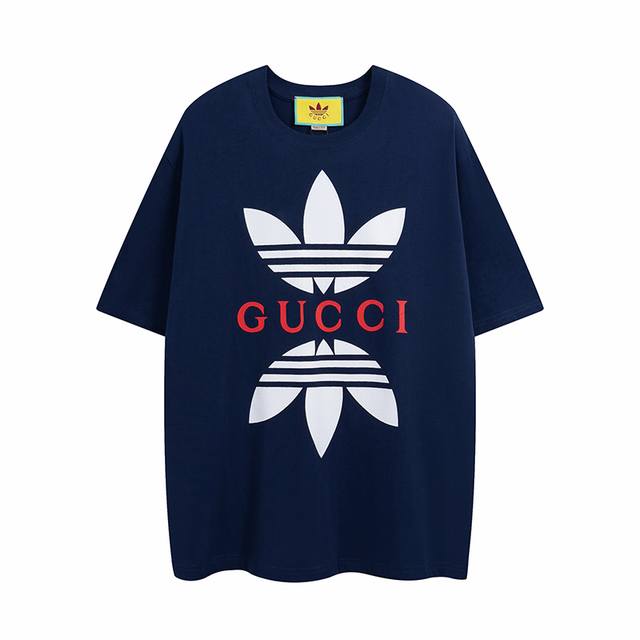 Gucci &Adidas 联名系列#Gucci古驰# #三叶草联名# #联名T恤# 面料采用官网定织32支精梳紧密纯棉面料，舒适透气不易变形，克重230G，进