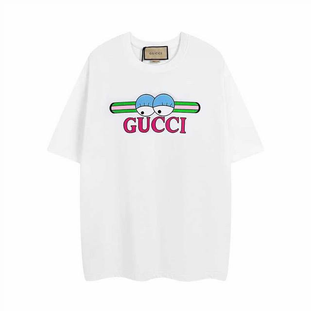 Gucci 兔子印花棉短袖 采用24S特纺紧密棉面料，克重240G，伦敦艺术家兼插画师Hattiestewart的创意设计。 采用24支的特纺紧密棉纱线织造而成