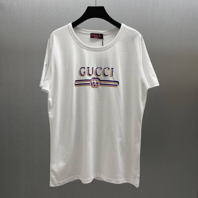 Gg经典腰带印花针织棉T恤 Size : S-Xl 品牌元素持续焕新，演绎体闲风T恤和针织服饰。这款修身版型T恤采用针织棉匠心打造，缀饰Gucci互扣式 双G和