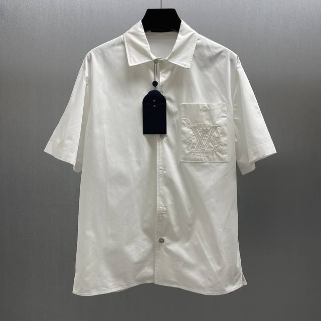 Lu胸前亮片刺绣标识短衬衫 Size : S-Xl 本款棉质府绸短袖耐衫汲取 2025 春夏秀场的旅行灵感，为胸袋点缀亮片刺绣标识。开领设计彰显摩登格调，正式休