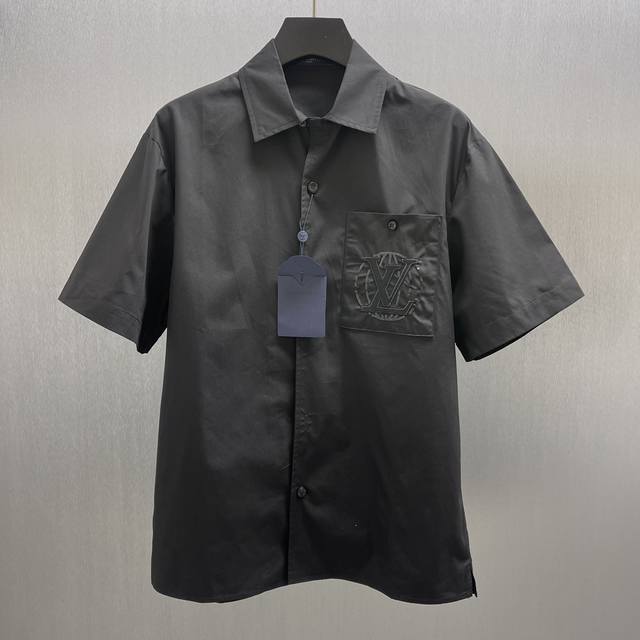 Lu胸前亮片刺绣标识短衬衫 Size : S-Xl 本款棉质府绸短袖耐衫汲取 2025 春夏秀场的旅行灵感，为胸袋点缀亮片刺绣标识。开领设计彰显摩登格调，正式休