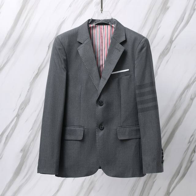 货号：X08 Tb色织灰杠条纹西服外套 Thom Browne 汤姆布朗.Tb经典色织定染灰色四道杠条纹休闲商务西装外套 Tb西服袖子四道杠标志采用色织面料 具