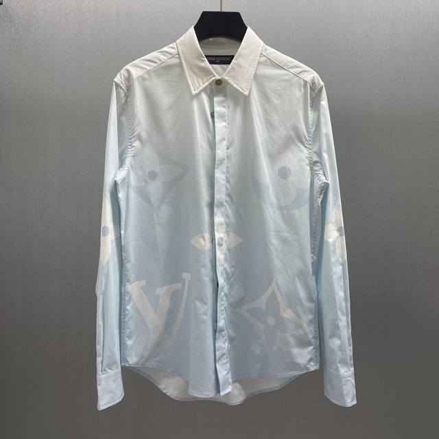 Lu 渐变印花棉质府绸长袖衬衫 Size : S-Xl 本款棉质长袖衬衫铺陈 Monogram Macro 渐变印花，色调从衣领至下摆由浅转浓。珠光纽扣栖身领口