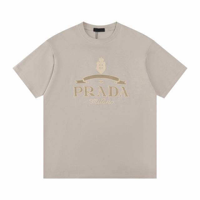 Prada 普拉达 春夏最新砖柜同步 上身舒适透气 可选全网独发 高品质-采用双纱纯棉280G，不缩水不退色。手感舒服，质感超强全套原版辅料，细节到位，潮男潮女