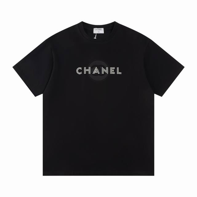 Chanel香奈儿280G克重磅纯棉T恤宽松版型 硅胶加日本珍珠打钉工艺Logo设计 春夏新款圆领时尚短袖T恤 贴肤舒适，耐看又好穿 原厂工艺一丝不苟，休闲百搭