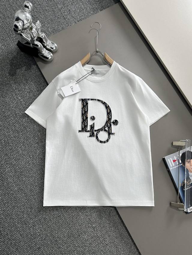 Dior* 2025春夏款上新 原高版本 迪奥 面料采用300克高密度纯棉 不变形 不缩水 工艺介绍：双线走位 Dior小蜜蜂大Logo刺绣字母 颜色：白色 黑