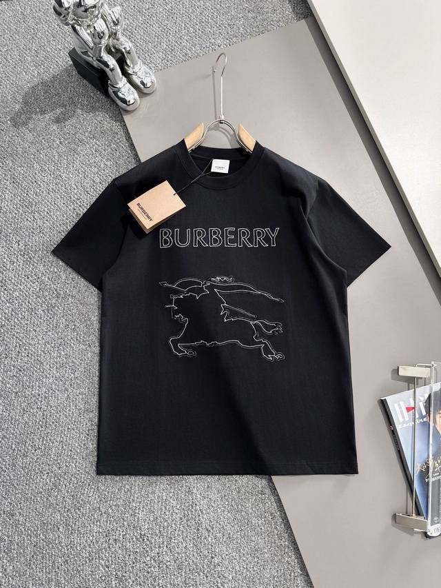 Burberry* 2025春夏款上新 原高版本 巴宝莉 面料采用300克高密度纯棉 不变形 不缩水 工艺介绍：双线走位 胸前字母战马大Logo刺绣 颜色：黑色